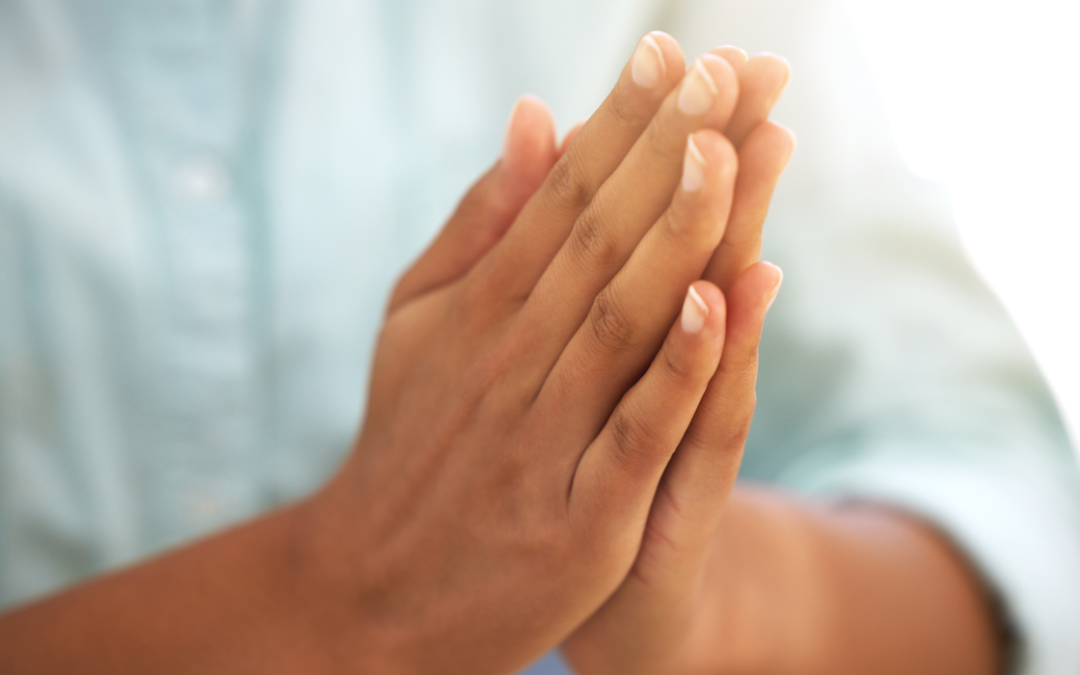 Imagem representando oração, com mãos unidas